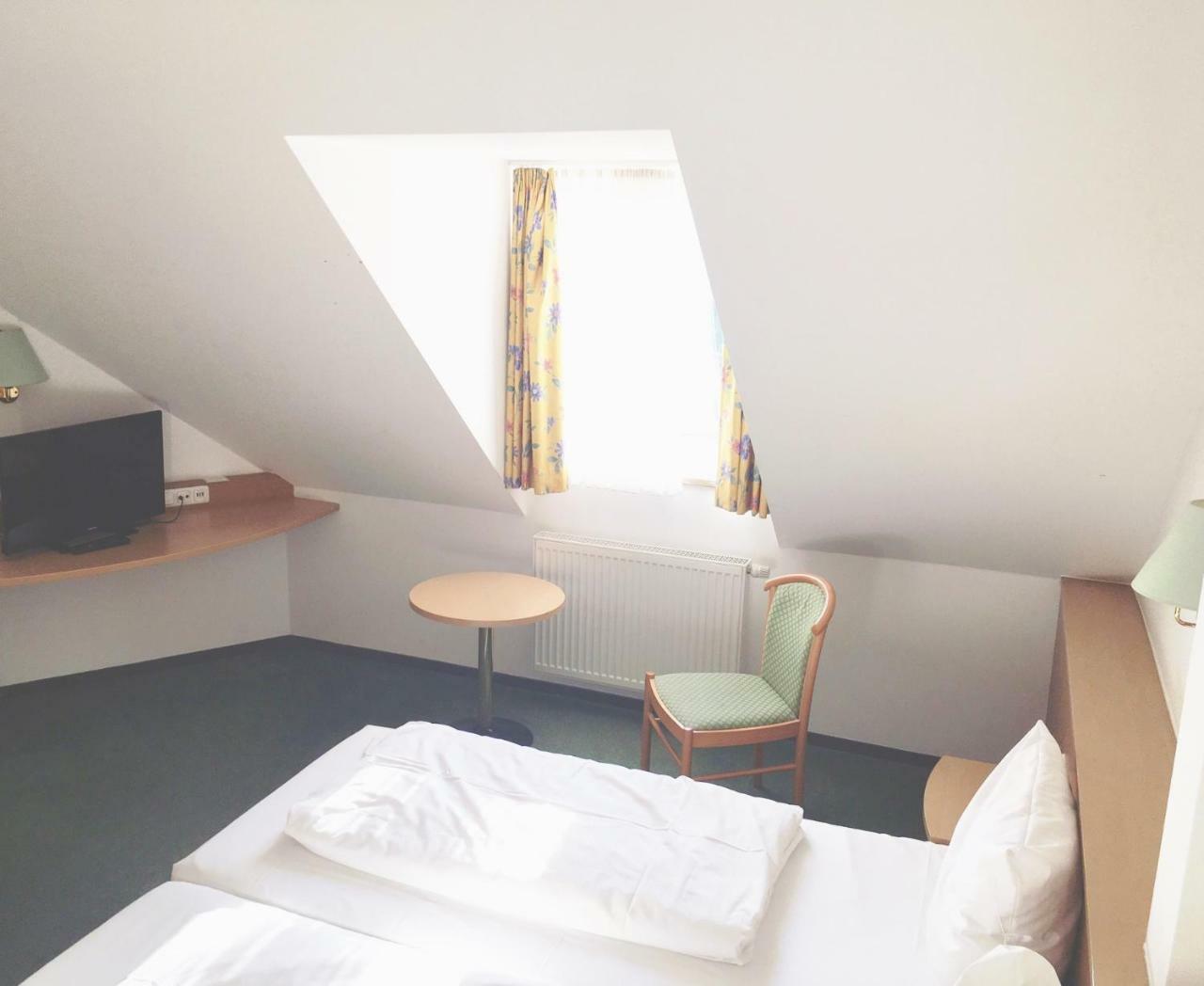 Gasthof Lindenwirt Denkendorf  Bagian luar foto
